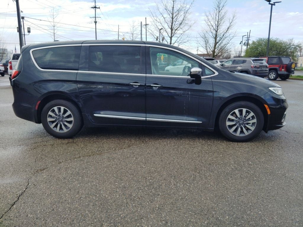 2023 Chrysler Pacifica Limited AWD